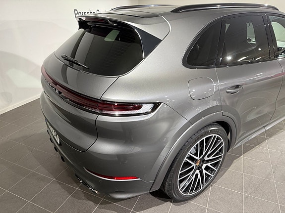 Porsche Cayenne 6 of 16