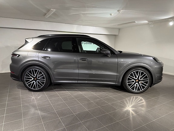 Porsche Cayenne 4 of 16