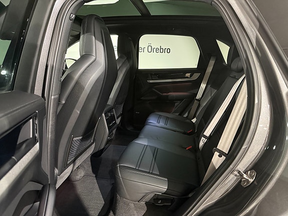 Porsche Cayenne 9 of 16