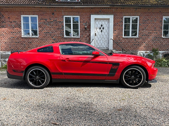Ford Mustang 2 of 6