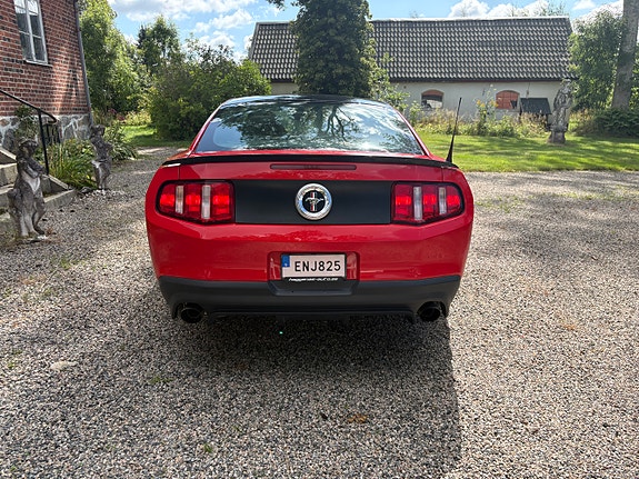 Ford Mustang 3 of 6