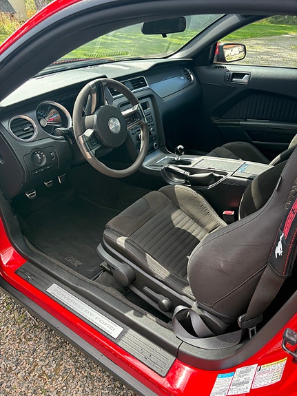 Ford Mustang 4 of 6