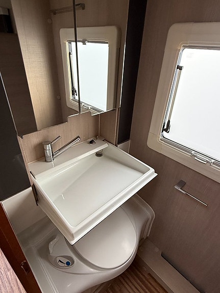 Adria Alpina 660 PT ALDE / Förtält / Queenbed / 3 våningssängar 16 of 22