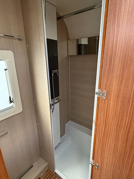Adria Alpina 660 PT ALDE / Förtält / Queenbed / 3 våningssängar 14 of 22