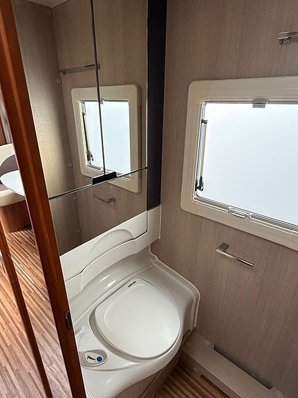 Adria Alpina 660 PT ALDE / Förtält / Queenbed / 3 våningssängar 15 of 22