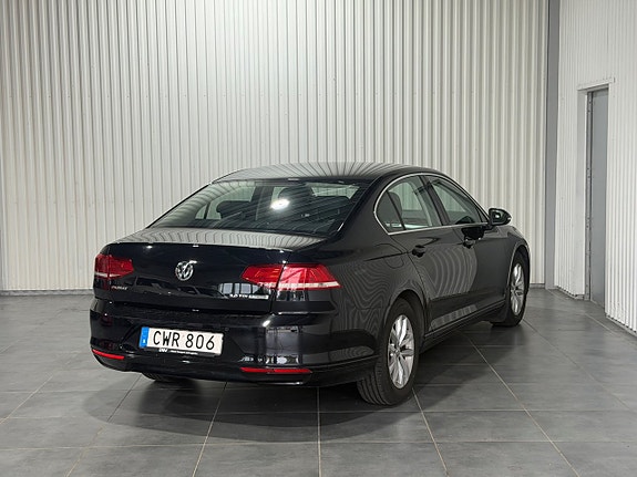 Volkswagen Passat 2 of 14