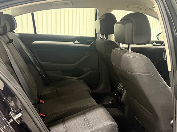 Volkswagen Passat 11 of 14