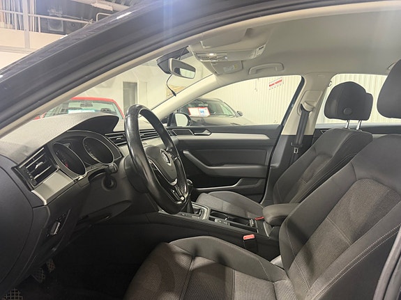 Volkswagen Passat 12 of 14