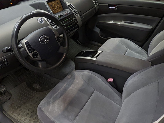 Toyota Prius 7 of 15
