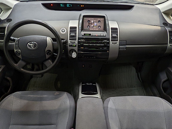 Toyota Prius 9 of 15