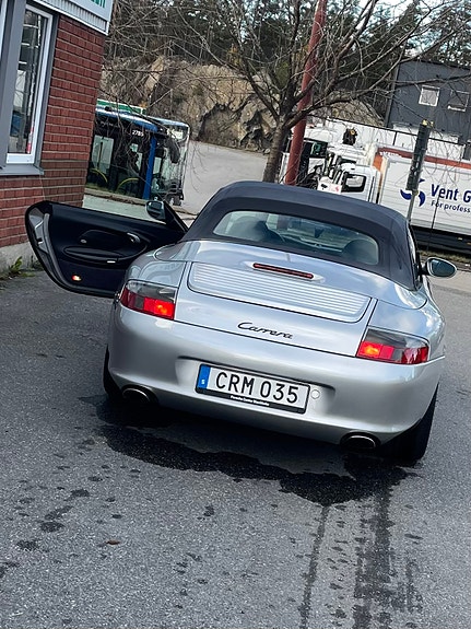 Porsche 911 Carrera 4 of 5