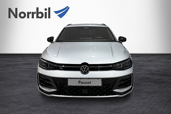 Volkswagen Passat 2 of 8