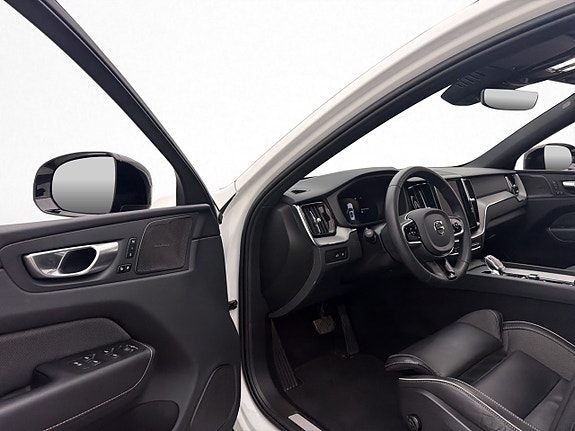 Volvo XC60 11 of 30
