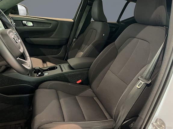 Volvo EX40 6 of 13