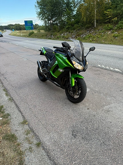 Kawasaki Ninja Z1000SX 2 of 5