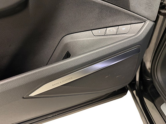 Audi e-tron 9 of 17