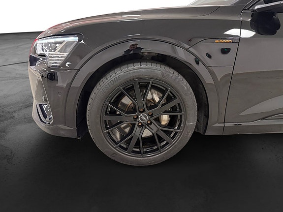 Audi e-tron 16 of 17