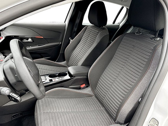 Peugeot e-208 4 of 17
