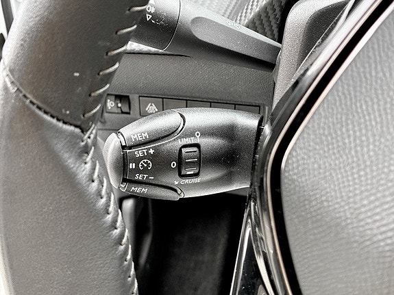 Peugeot e-208 8 of 17