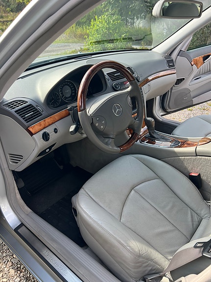 Mercedes-Benz E500 6 of 8