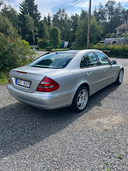 Mercedes-Benz E500 5 of 8
