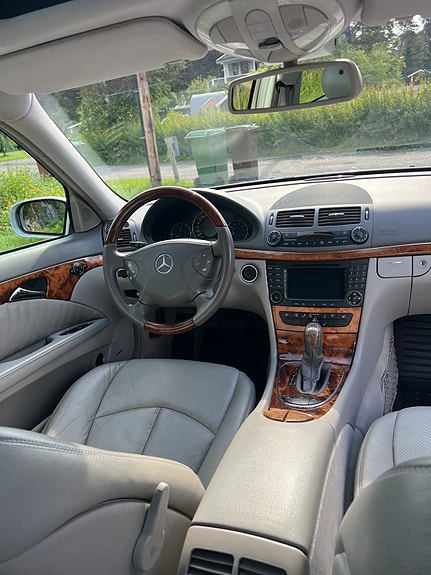 Mercedes-Benz E500 7 of 8