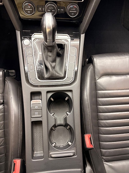 Volkswagen Passat Alltrack 12 of 15