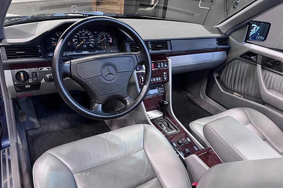 Mercedes-Benz 300 CE-24 12 of 19