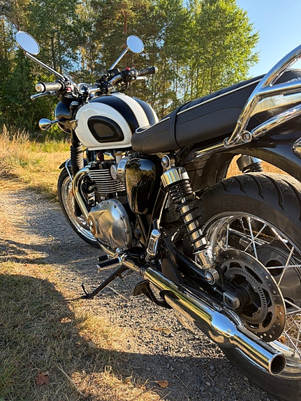 Triumph Bonneville T120 3 of 5
