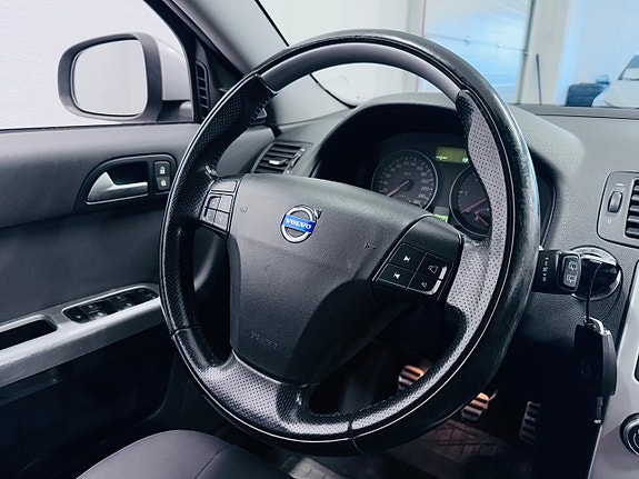 Volvo V50 4 of 17