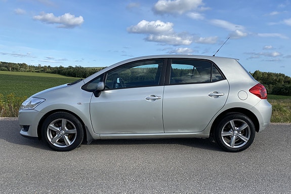 Toyota Auris 2 of 18