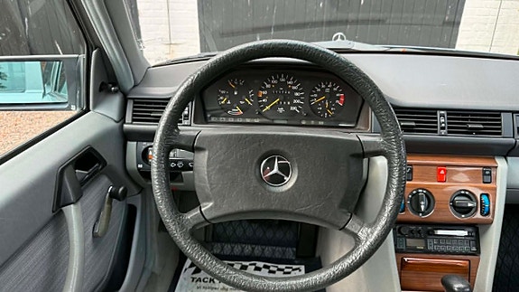 Mercedes-Benz 230 26 of 30