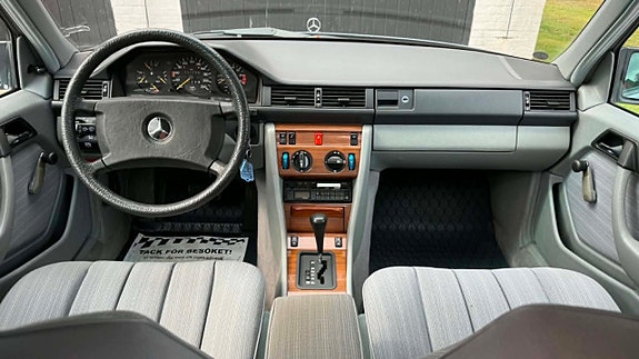 Mercedes-Benz 230 28 of 30