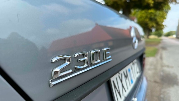Mercedes-Benz 230 15 of 30