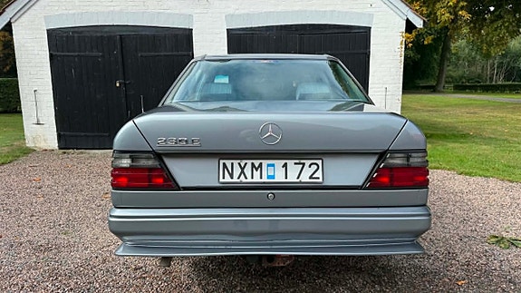 Mercedes-Benz 230 11 of 30