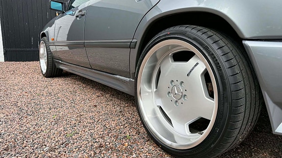 Mercedes-Benz 230 18 of 30