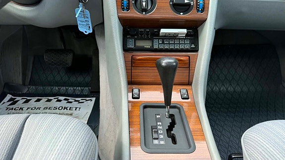Mercedes-Benz 230 24 of 30