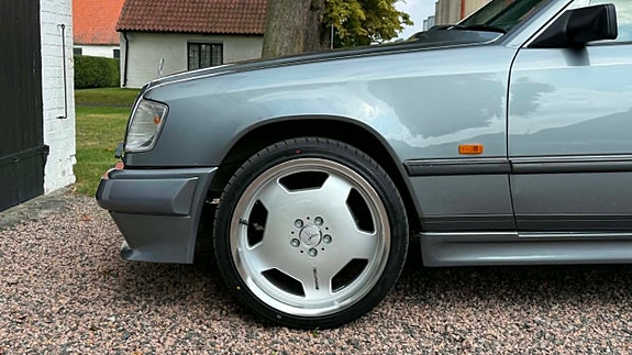 Mercedes-Benz 230 14 of 30