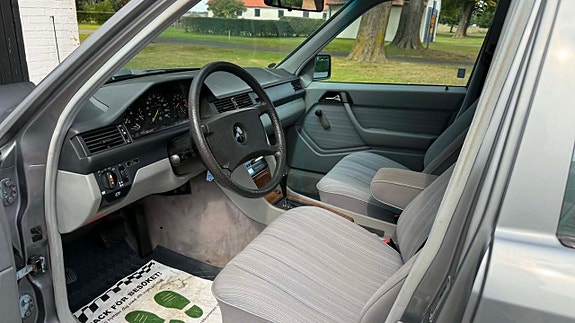 Mercedes-Benz 230 23 of 30