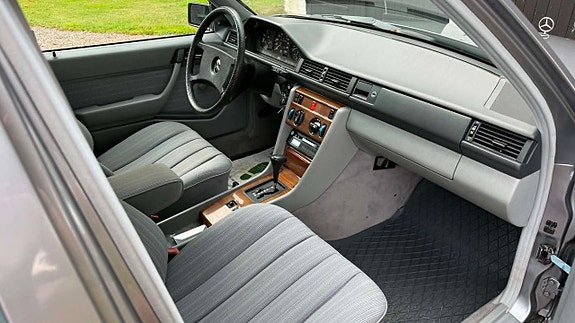 Mercedes-Benz 230 29 of 30