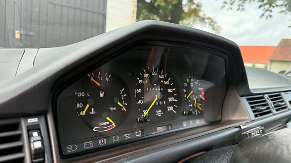 Mercedes-Benz 230 27 of 30