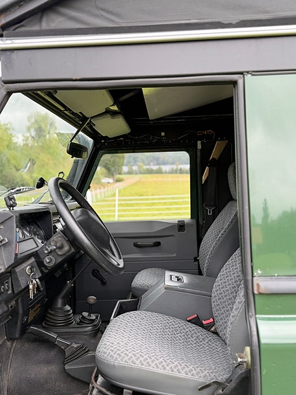 Land Rover Defender 110 12 of 14