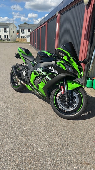 Kawasaki Ninja ZX-10R 2 of 4
