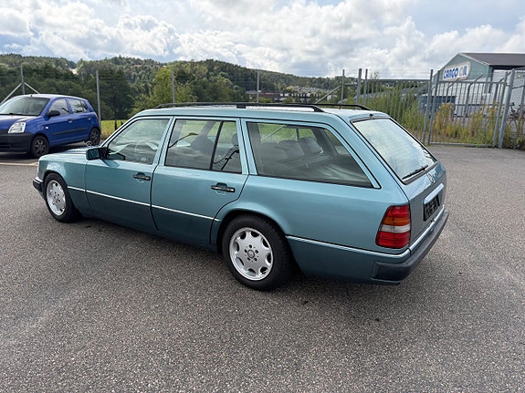 Mercedes-Benz E300 4 of 29