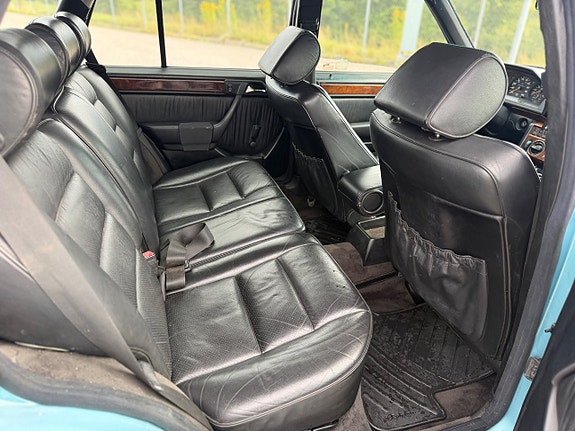 Mercedes-Benz E300 10 of 29