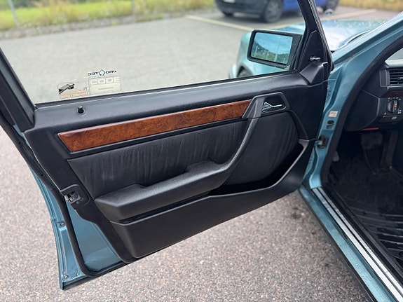 Mercedes-Benz E300 13 of 29