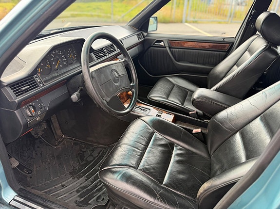Mercedes-Benz E300 8 of 29