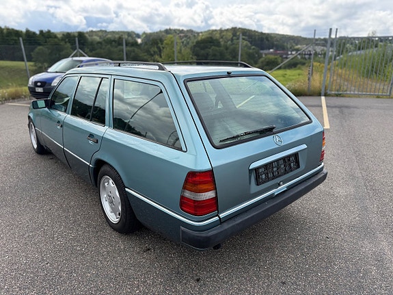 Mercedes-Benz E300 3 of 29