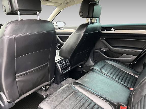 Volkswagen Passat 12 of 19
