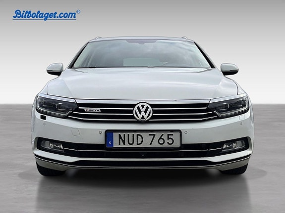 Volkswagen Passat 2 of 19